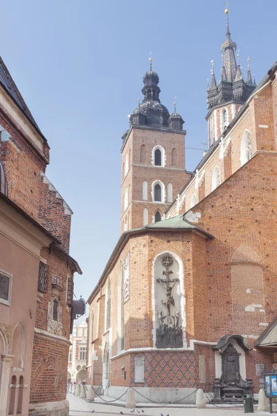 Polsko, Krakov, Plac Mariacki náměstí st Mary Curch, poledne — Stock fotografie