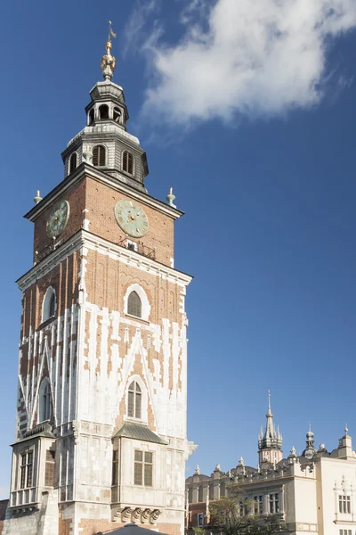 Polónia, Cracóvia, Mercado Principal, Torre da Câmara Municipal, Luz solar — Fotografia de Stock