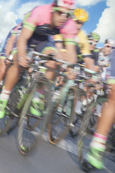 Cyclistes, flou de mouvement — Photo
