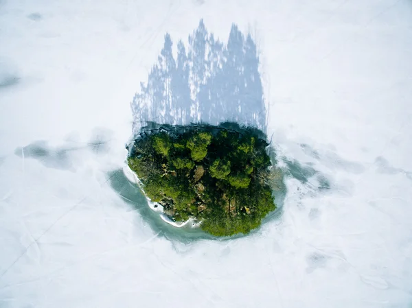 Small island and ice — Stock Photo, Image