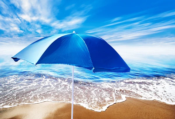 Airplane on a beach — Stock Photo, Image