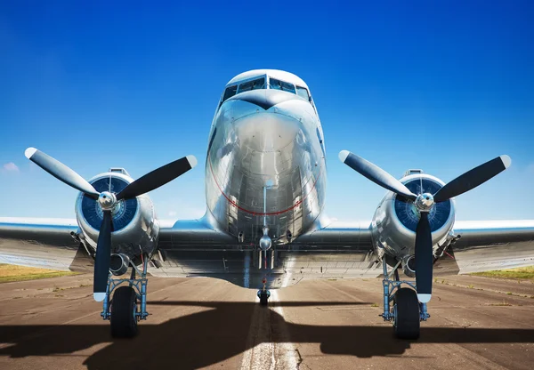 A repülőgép a kifutópályán — Stock Fotó