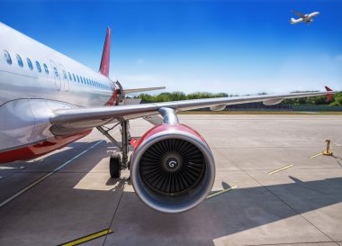 uçak pist üzerinde