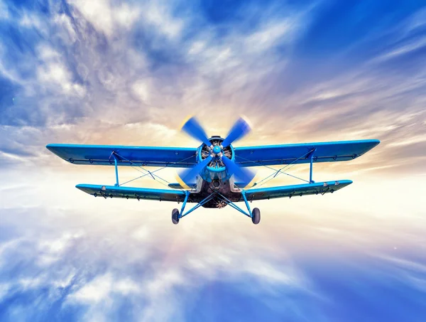 Biplan i himlen — Stockfoto