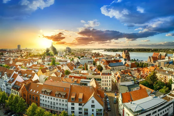 Vista Panorâmica Centro Cidade Rostock Enquanto Pôr Sol Alemanha — Fotografia de Stock
