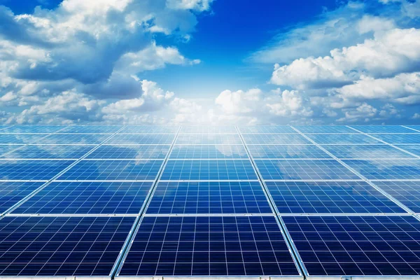Paneles Solares Contra Cielo Azul — Foto de Stock
