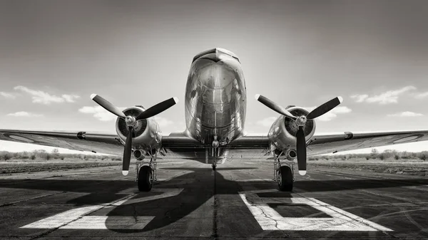 활주로에 역사적 항공기 — 스톡 사진