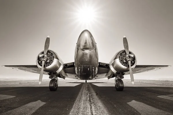 Avion Historique Sur Une Piste Prête Pour Décollage — Photo