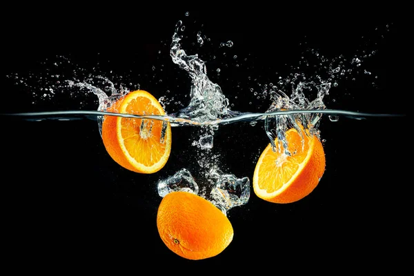 Empalmes Naranja Fresca Con Salpicaduras Agua — Foto de Stock
