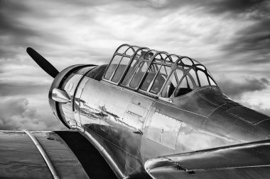 Dramatik bir gökyüzüne karşı tarihi uçak