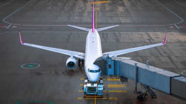 Modern uçak havaalanında binerken