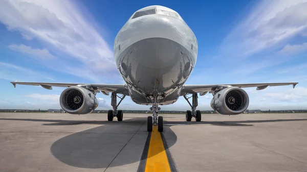 Modernes Verkehrsflugzeug Auf Startbahn Startklar — Stockfoto