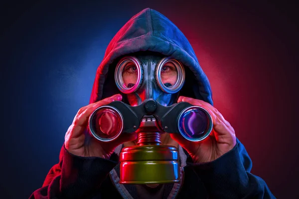Person Gas Mask Using Spyglass — Stock Photo, Image