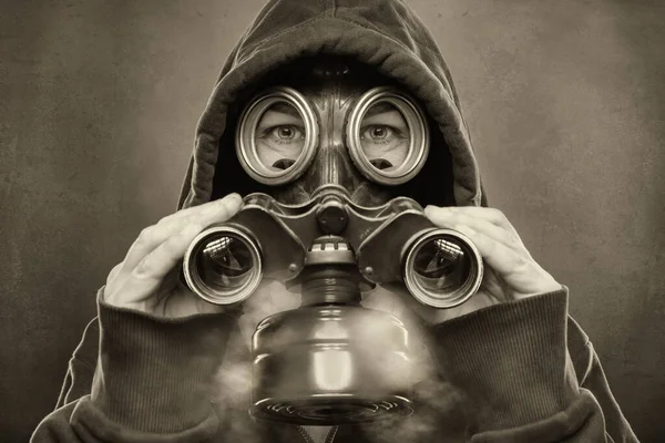 Gas Masked Person Using Spyglass — Stock Photo, Image