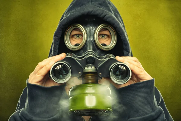 Gaz Maskeli Kişi Dürbün Kullanıyor — Stok fotoğraf
