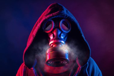 Mavi ve kırmızı renkli, gaz maskeli biri.