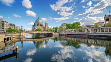 Berlin 'in ünlü Berlin Katedrali' nin panoramik manzarası