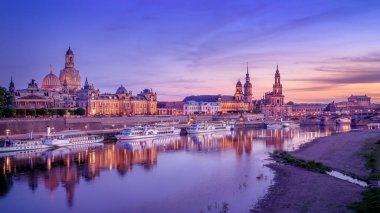 Eski Dresden kasabasında panoramik manzara Gün batımında, Almanya
