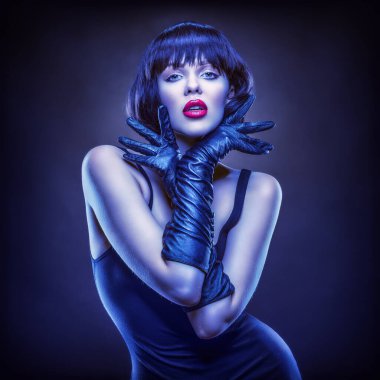 Genç güzellik kameraya poz veriyor.