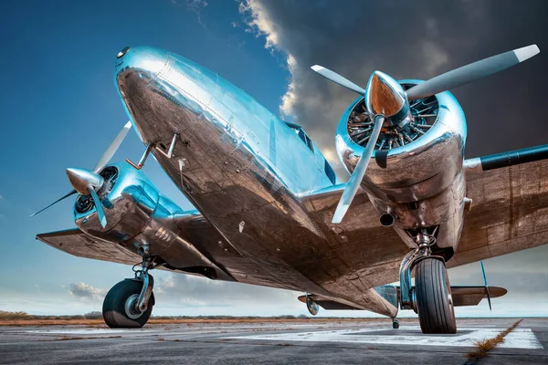 Historische Vliegtuigen Een Landingsbaan — Stockfoto
