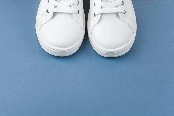Sapatos Esportivos Brancos Tênis Com Atacadores Fundo Azul Esporte Estilo — Fotografia de Stock
