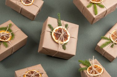 Uçan Noel ve yeni yıl hediyeleri. Kurumuş portakallar, ladin dalları ve sicimle süslenmiş el işi karton kutular. Kavram sıfır atık, çevre dostu Mutlu Noeller.