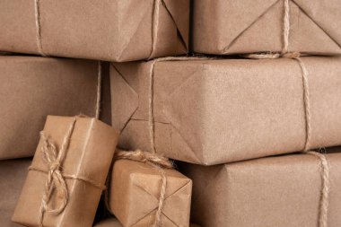 El işi kağıdında kutular ve sicim yakın plan. Tatil konsepti. Ön görünüm.