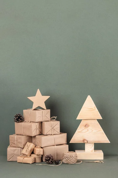Composição Natal Ano Novo Árvore Natal Madeira Caseira Muito Presente — Fotografia de Stock