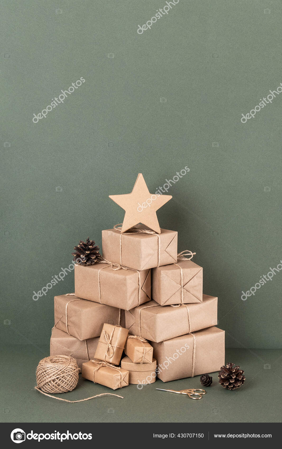 抽象圣诞树绿色背景的锥形概念xmas或新年假期前视图复制空间 图库照片 C Ikrolevetc 抽象圣诞树绿色背景的锥形概念xmas或新年假期前视图复制空间 图库照片 C Ikrolevetc