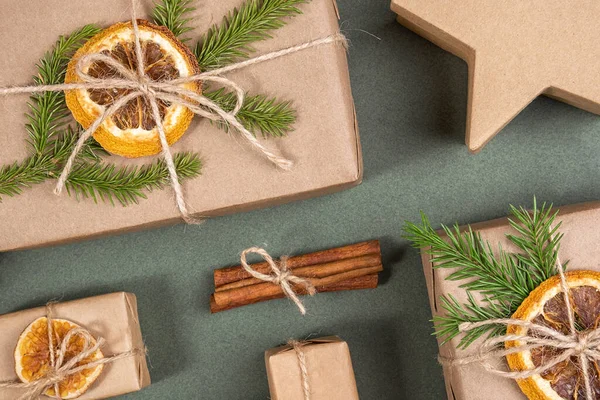 Composición Navidad Año Nuevo Cajas Decoradas Con Papel Artesanal Naranjas —  Fotos de Stock