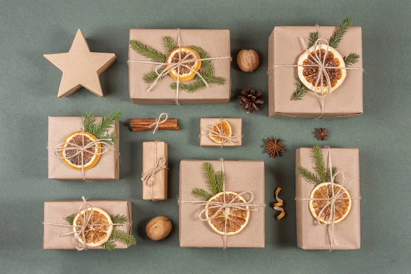 Composição Natal Ano Novo Caixas Decoradas Com Papel Artesanal Laranjas — Fotografia de Stock