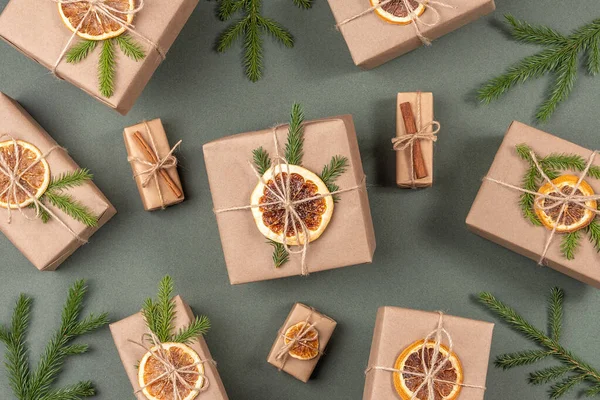 Regalos Navidad Año Nuevo Cajas Papel Artesanales Decoradas Con Naranjas —  Fotos de Stock