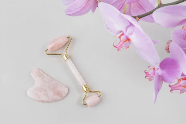 Kristall Rosenquarz Gesichtsroller Massagegerät Jade Gua Sha Und Natürliche Orchideenblume — Stockfoto