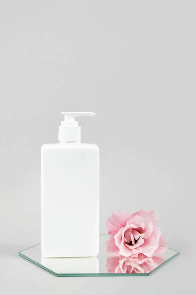 White Cosmetic Blank Bottle Dispenser Pink Flower Mirror Gray Background — Stock Photo, Image