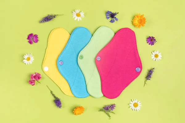 Цветные Многоразовые Менструальные Накладки Зеленом Фоне Натуральными Красочными Дикими Цветами — стоковое фото