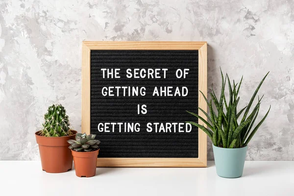 Lerlemenin Sırrı Ilerlemeye Başlamaktır Tahtada Motivasyon Alıntısı Kaktüs Beyaz Masada — Stok fotoğraf
