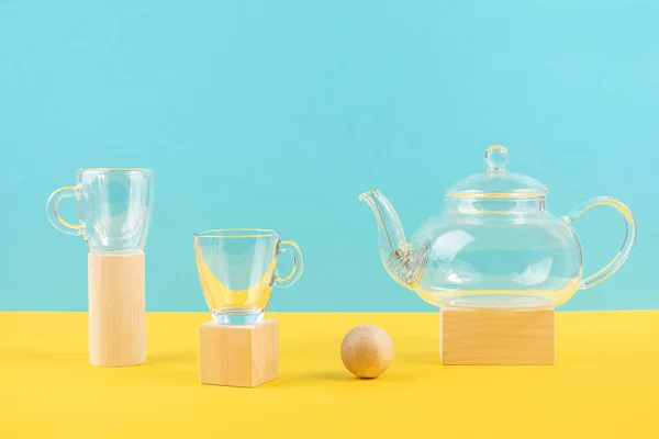 Boş Bardak Şeffaf Çay Seti Çaydanlık Iki Fincan Tahta Geometrik — Stok fotoğraf