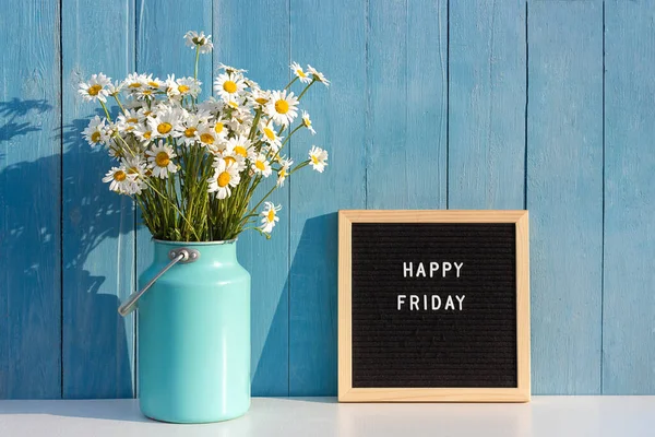 Happy Friday Woorden Zwart Brievenbord Boeket Kamille Bloemen Tafel Tegen — Stockfoto