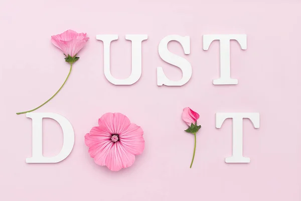 やるだけだ ピンクの背景に白い文字と美しい自然の花からのモチベーションの引用 その日の創造的な概念のインスピレーションの引用 — ストック写真