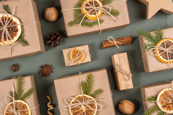 Composición Navidad Año Nuevo Cajas Decoradas Con Papel Artesanal Naranjas —  Fotos de Stock