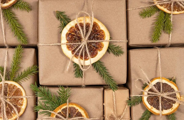 Los Regalos Navidad Año Nuevo Cierran Cajas Papel Artesanales Decoradas — Foto de Stock