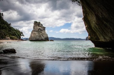 Coromandel yarımadasındaki ünlü Katedral Koyu. Yeni Zelanda, Kuzey Adası.