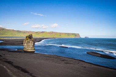 Güney İzlanda kıyı şeridinin siyah kumu.