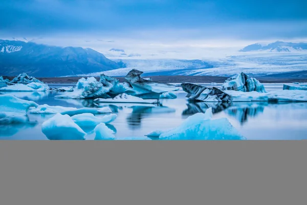 真夜中の太陽の下でアイスランドの氷山のラグーンの青さ3 — ストック写真