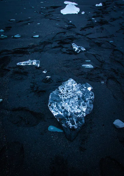 真夜中の太陽の下で黒いビーチで氷解する氷山1 — ストック写真