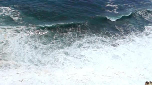 Olas chocando en una playa — Vídeo de stock