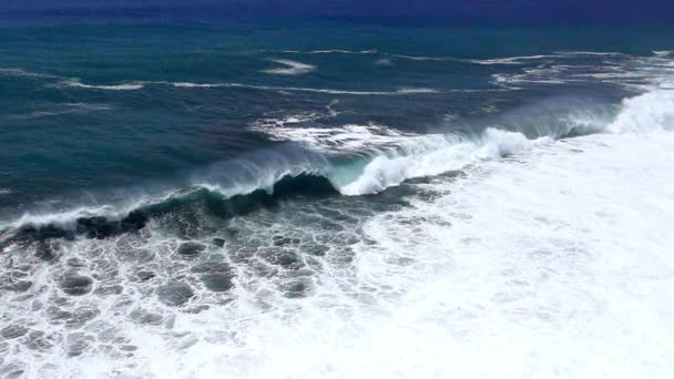 Olas chocando en una playa — Vídeos de Stock