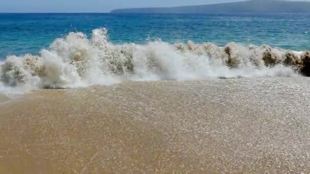 Vågorna kraschar på en strand — Stockvideo