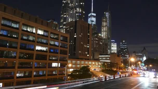 City trafik i New York på natten, folksamlingar gå på gatorna — Stockvideo