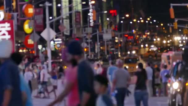 Stadsverkeer in New York in nachttijd, drukte lopen op straat — Stockvideo